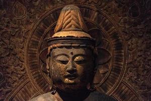 Japans buddah standbeeld geïsoleerd dichtbij omhoog foto