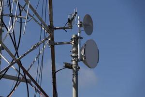 omroep groot antenne Aan blauw lucht foto