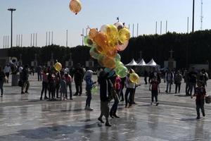 Mexico stad, Mexico - januari 30 2019 - pelgrims Bij guadalupe kathedraal foto