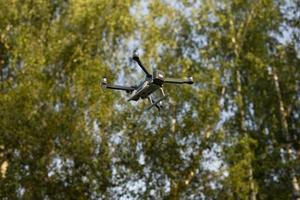 dar in vlucht. quadro Copter in lucht. uittrekken van elektrisch vervoer. foto