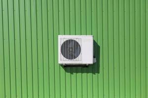 lucht conditioning Aan muur. koeling apparatuur. groen muur van industrieel gebouw. foto