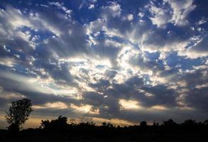 witte en grijze pluizige wolken in de blauwe lucht met ochtendlicht foto