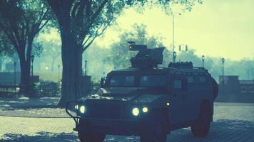 gepantserd leger auto in groot stad foto