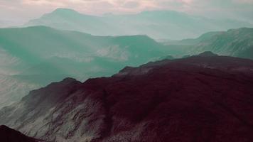 alpine kettingen gehuld in de ochtend- mist foto