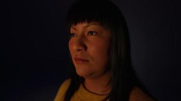 volwassen Mexicaans dame portret in de donker foto