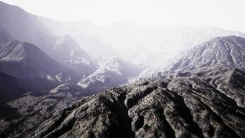 visie van de afghaan bergen in mist foto