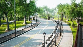 leeg snelweg in groot stad foto