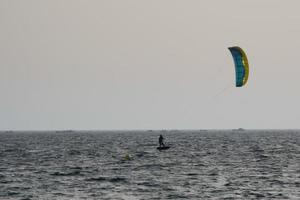 het windsurfen, kitesurfen, water en wind sport- aangedreven door zeilen of vliegers foto