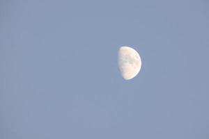 fase van de halve maan maan gezien door dag foto