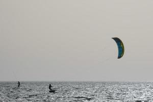 het windsurfen, kitesurfen, water en wind sport- aangedreven door zeilen of vliegers foto