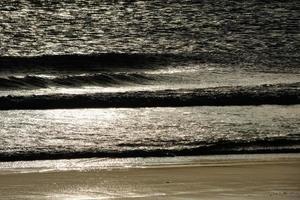alleen, rustig strand met kalmte zee en klein golven foto