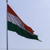 indiase vlag hoog op connaught plaats met trots in blauwe lucht, indiase vlag wapperen, indiase vlag op onafhankelijkheidsdag en republiek dag van india, tilt-up shot, wuivende indische vlag, har ghar tiranga foto