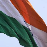 indiase vlag hoog op connaught plaats met trots in blauwe lucht, indiase vlag wapperen, indiase vlag op onafhankelijkheidsdag en republiek dag van india, tilt-up shot, wuivende indische vlag, har ghar tiranga foto