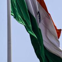 indiase vlag hoog op connaught plaats met trots in blauwe lucht, indiase vlag wapperen, indiase vlag op onafhankelijkheidsdag en republiek dag van india, tilt-up shot, wuivende indische vlag, har ghar tiranga foto