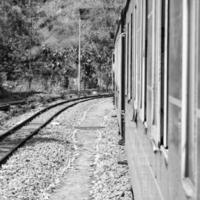 shimla, himachal pradesh, india - 14 mei 2022 - speelgoedtrein kalka-shimla route, bewegend op de spoorlijn naar de heuvel, speelgoedtrein van kalka naar shimla in india tussen groen natuurlijk bos foto