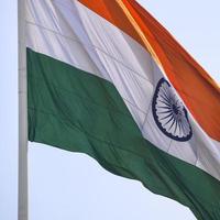 indiase vlag hoog op connaught plaats met trots in blauwe lucht, indiase vlag wapperen, indiase vlag op onafhankelijkheidsdag en republiek dag van india, tilt-up shot, wuivende indische vlag, har ghar tiranga foto