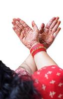 mooi vrouw gekleed omhoog net zo Indisch traditie met henna- mehndi ontwerp Aan haar beide handen naar vieren groot festival van karwa chauth met duidelijk wit achtergrond foto