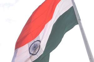 indiase vlag hoog op connaught plaats met trots in blauwe lucht, indiase vlag wapperen, indiase vlag op onafhankelijkheidsdag en republiek dag van india, tilt-up shot, wuivende indische vlag, har ghar tiranga foto