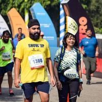 nieuw Delhi, Indië - oktober 16 2022 - vedanta Delhi voor de helft marathon ras na covid in welke marathon deelnemers over naar kruis de af hebben lijn, Delhi voor de helft marathon 2022 foto