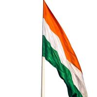Indië vlag vliegend hoog Bij betrapt plaats met trots met duidelijk wit achtergrond, Indië vlag fladderend, Indisch vlag Aan onafhankelijkheid dag en republiek dag van Indië, kantelen omhoog schot, har ghar tiranga foto