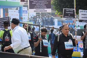 nieuw Delhi, Indië - oktober 16 2022 - vedanta Delhi voor de helft marathon ras na covid in welke marathon deelnemers over naar kruis de af hebben lijn, Delhi voor de helft marathon 2022 foto