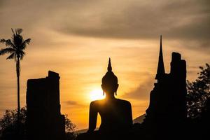 silhouet van wat tempel mooi tempel in de historisch park Thailand foto