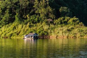 landschap reservoir en vlot huis Thailand foto