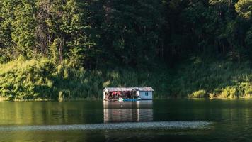 landschap reservoir en vlot huis Thailand foto