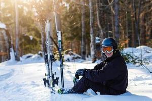 volwassen mannetje skiër Aan besneeuwd berg foto