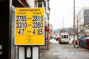 kiev, Oekraïne - januari 3, 2018 scorebord met uitwisseling tarieven in de bank venster in centraal kiev, Oekraïne foto