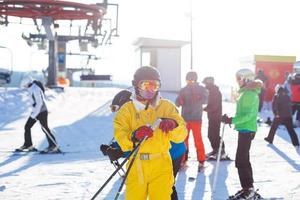 boekovel, Oekraïne - januari 27, 2018 toeristen van skiërs en snowboarders, de grootste ski toevlucht in oostelijk Europa foto