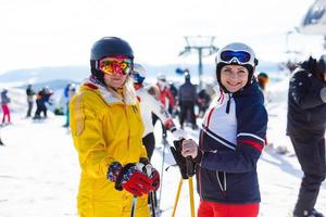 portret van twee mooi skiër vrouw foto