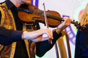 de jong musicus Mens spelen viool foto