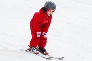 weinig meisje Aan ski foto