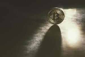 gouden bitcoins met de spotlight foto