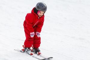 weinig meisje Aan ski foto