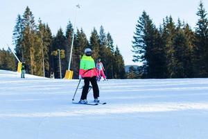 vrouw skiër genieten in winter zonnig dag, vakantie foto