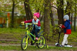 weinig meisje met haar fiets foto