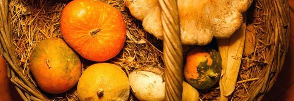 pompoen en herfst bladeren Aan een oud houten tafel foto