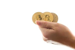 hand- houdt drie munten van digitaal valuta bitcoin foto