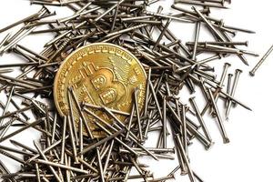 versnellingen en radertjes dichtbij omhoog en bitcoin munt wit achtergrond piek geïsoleerd foto