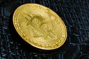 gouden bitcoins Aan zwart leer achtergrond foto