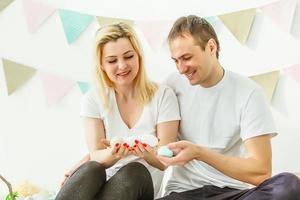 gelukkig familie met Pasen eieren. gelukkig familie voorbereidingen treffen voor Pasen. foto