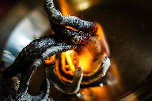 brand Aan stokjes hout voor brandend houtskool in fornuis voorbereidingen treffen foto