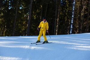 vrouw skiër genieten in winter zonnig dag, vakantie foto