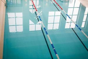 de visie van een leeg openbaar zwemmen zwembad binnenshuis rijstroken van een wedstrijd zwemmen zwembad sport foto