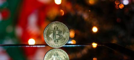 horloges met bitcoin dichtbij omhoog Aan Kerstmis achtergrond foto