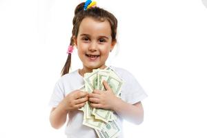 gelukkig kind met geld dollar geïsoleerd Aan een wit achtergrond foto
