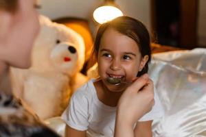 moeder geven haar zoon siroop omdat van de griep foto