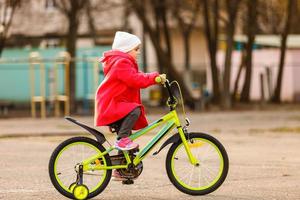 kind Aan een fiets Bij asfalt weg foto